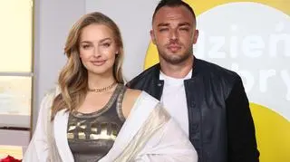 Karolina Pisarek-Salla pokazała rodziców. Pięknie się prezentowali podczas jej ślubu