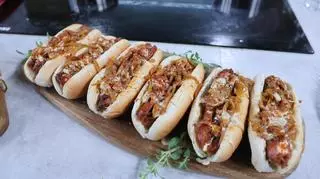 Hot dog z sosem miodowym na ostro 