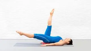 Scyzoryki – ćwiczenie na brzuch dla początkujących i zaawansowanych. Jak je wykonywać?