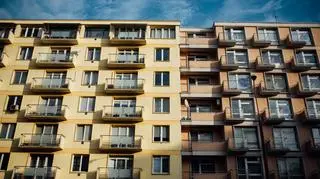 Dwulatka siedziała na parapecie na trzecim piętrze