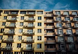 Dwulatka siedziała na parapecie na trzecim piętrze