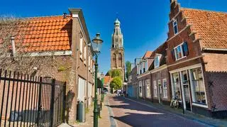 Domy przy jednej z wąskich ulic w Enkhuizen w Holandii. Holandia - miasta