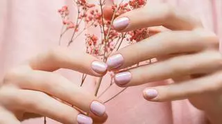Lip oil nails, czyli minimalistyczny manicure na wiosnę i lato. Jak go wykonać?