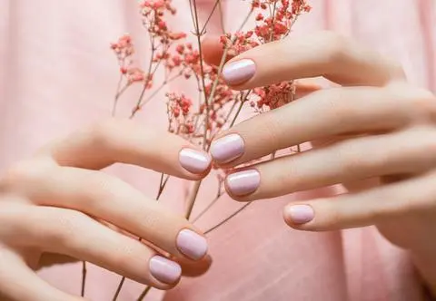 Lip oil nails, czyli minimalistyczny manicure na wiosnę i lato. Jak go wykonać?