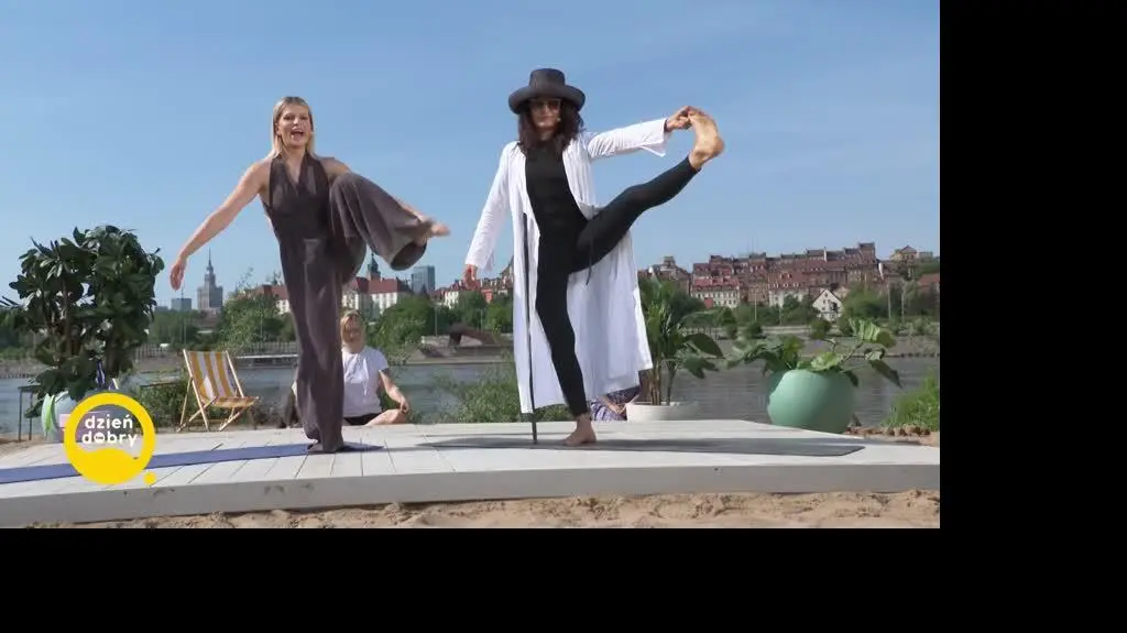 Małgorzata Pieczyńska ćwiczy jogę na plaży