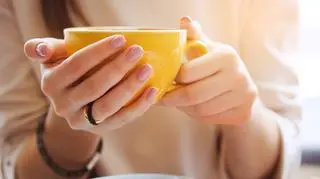 American manicure, czyli modna stylizacja paznokci na jesień. Czym różni się od zdobienia w stylu francuskim?