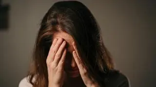 Nie pozwala żonie pojechać na wakacje. "Nasze dziecko wciąż jej potrzebuje"