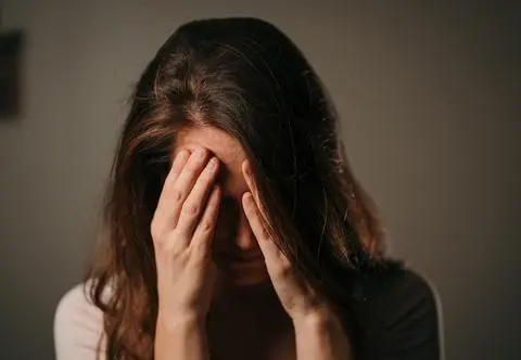 Nie pozwala żonie pojechać na wakacje. "Nasze dziecko wciąż jej potrzebuje"