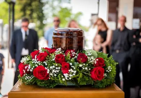 Zasiłek pogrzebowy w 2023 roku. Ile wynosi i komu przysługuje?