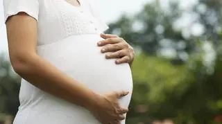 Kobieta urodziła dziecko w samochodzie. "Jesteś dzielną matką"