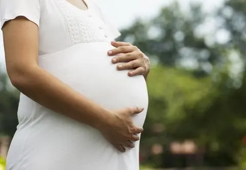 Kobieta urodziła dziecko w samochodzie. "Jesteś dzielną matką"