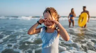 Dziecko przebodźcowane na wakacjach. Psycholog radzi, jak uniknąć płaczu i histerii