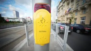 Jakie ukryte funkcje mają przyciski na przejściach dla pieszych?