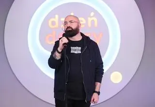 Sebastian Górecki na scenie Dzień Dobry TVN z utworem "Daj mi żyć jak chcę" 