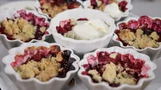 Sezonowe owoce zapieczone pod kruszonką podawane z lodami