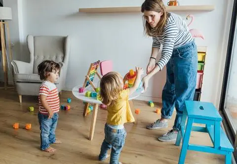 Przedszkolanka, czy ciocia? Jak poprawnie zwracać się do "pani z przedszkola"?