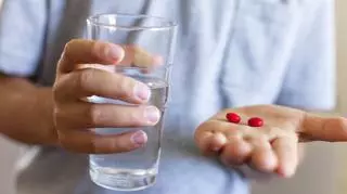 Szklanka wody i tabletki