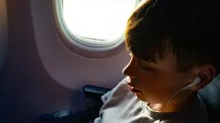 To zachowanie nastolatka w samolocie zdenerwowało internatów.  "Trudno zachować cierpliwość"
