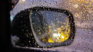 Hydrofobizacja szyb samochodowych na jesień – jak działa "niewidzialna wycieraczka"?