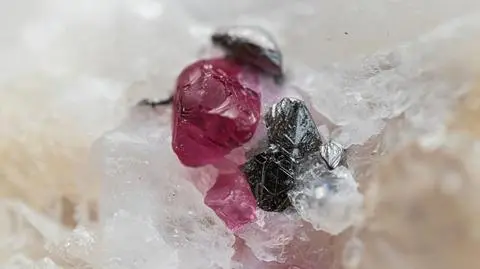 Czy spinel i kunzyt to magiczne kamienie?