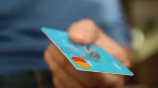 Jak bezpiecznie posługiwać się informacjami dotyczącymi kart kredytowych w hotelu?
