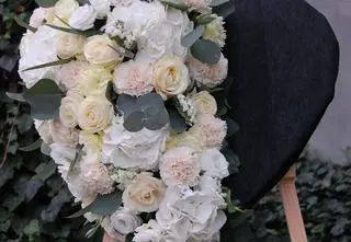 Kwiaty żywe czy sztuczne? Co położymy na grobach we Wszystkich Świętych