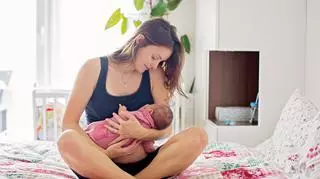 Ile je w pierwszym miesiącu życia dziecko karmione piersią, butelką?
