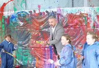 Action painting z dziećmi. "Odrywamy się od naszych spraw codziennych"