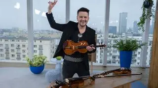 Nauka gry na skrzypach w każdym wieku? To możliwe. Piotr Szewczyk dał szybką lekcje naszym prowadzącym