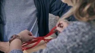 Czerwona wstążka - symbolika. Co oznacza i kiedy się ją nosi?