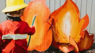 Przebranie strażaka dla dziecka – najważniejsze elementy ubioru i akcesoria