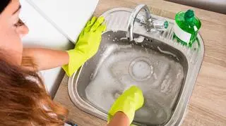 Jak pozbyć się brzydkiego zapachu ze zlewu kuchennego? Sprawdź domowe sposoby