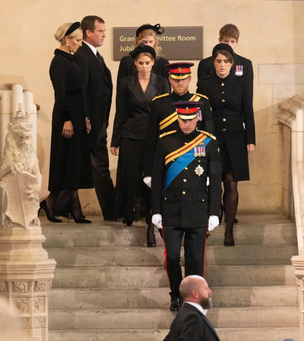 Książę William, książe Harry, księżniczki Eugenie i Beatrice, James i Louise Windsor, Zara Tindall i Peter Phillips