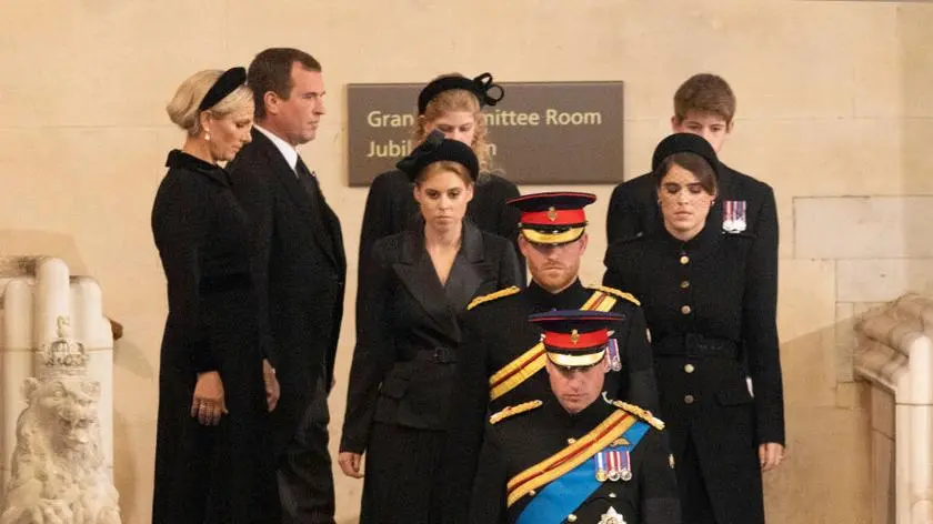 Książę William, książe Harry, księżniczki Eugenie i Beatrice, James i Louise Windsor, Zara Tindall i Peter Phillips