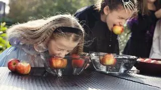 Łowienie jabłek Halloween