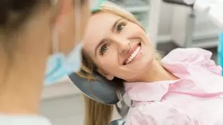 Na czym polega metoda nakładkowa? Ortodontka rozwiewa wątpliwości 