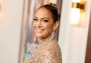 Wiosenny manicure w stylu Jennifer Lopez