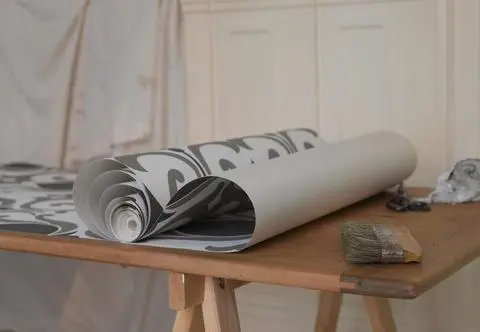 Jak kłaść tapetę winylową na flizelinie, a jak na podkładzie papierowym?