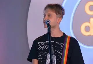 O czym opowiada nowy singiel zespołu Tytusa Skiby? 