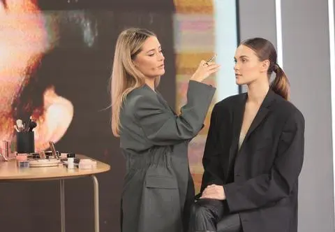 Make-up doe eyes podbija TikToka. Makijażystka: "Nadaje oczom niewinności i wyrazistości"