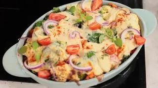 Świeże warzywa z łososiem zapiekane w beszamelu