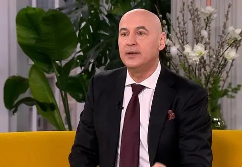 Zakaz jazdy autem i rowerem w słuchawkach? Ekspert komentuje