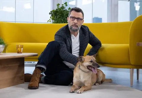 Kiełek czeka na adopcję. Behawiorysta: "On szuka wsparcia człowieka"