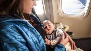 Karmiła dziecko piersią w samolocie. Reakcja personelu ją zaszokowała