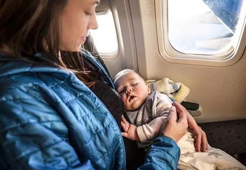 Karmiła dziecko piersią w samolocie. Reakcja personelu ją zaszokowała