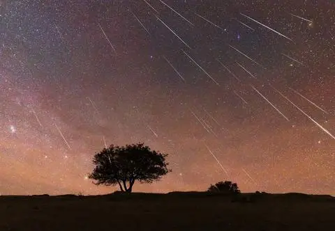 Deszcze meteorów na niebie w 2023 roku. Kiedy wypadają noce spadających gwiazd?