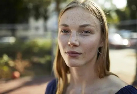 Jak zrobić piegi? Oto najpopularniejsze domowe sposoby na fake freckles
