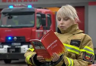 Została pierwszą strażacką poetką. "Musiałam gdzieś te emocje wylać" 