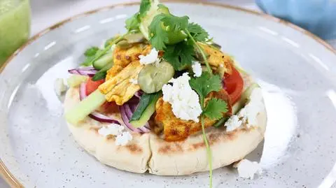Domowy kebab z bobu i kurczaka podany w bułce pita 
