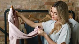 kobieta, która ogląda używaną marynarkę